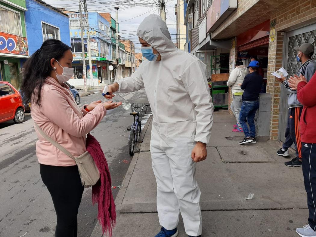 Foto de persona dando ayuda