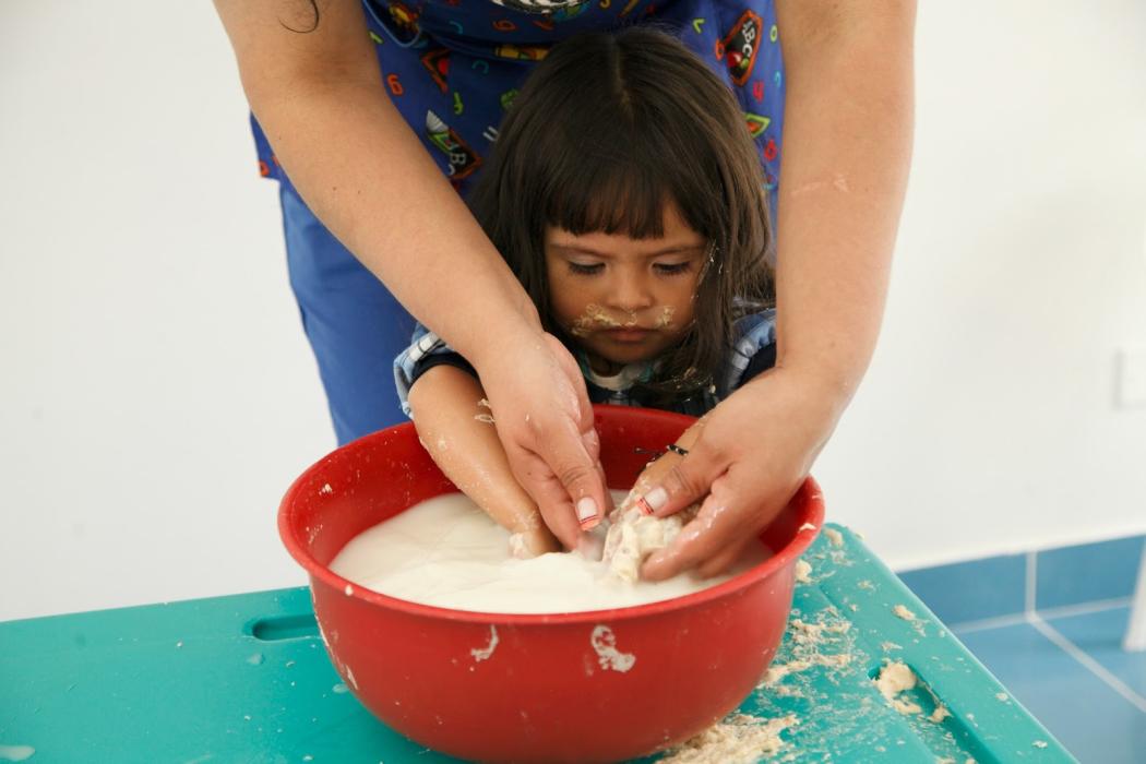 Foto de niña con la madre