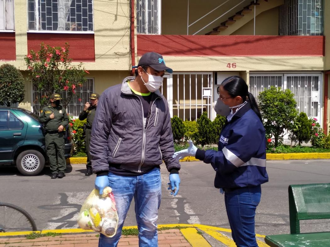 Imagen de IDIGER. Entrega de mercados por parte de la entidad.