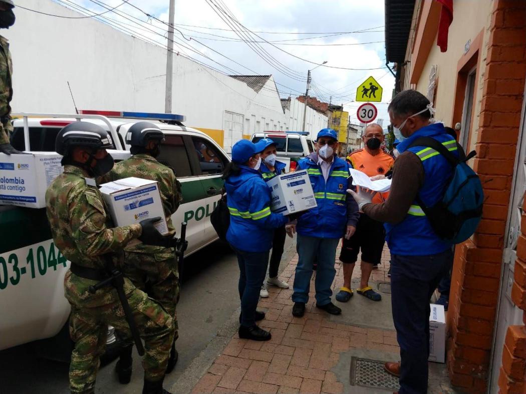 Foto IDIGER. Voluntarios de la entidad entregan mercados a las familias.