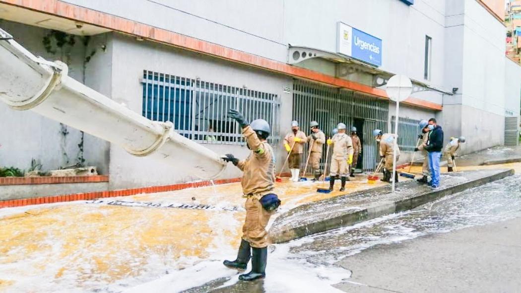 Trabajadores de la Unidad de Mantenimiento Vial realizan jornada de limpieza y desinfección por la cuarentena en Bogotá