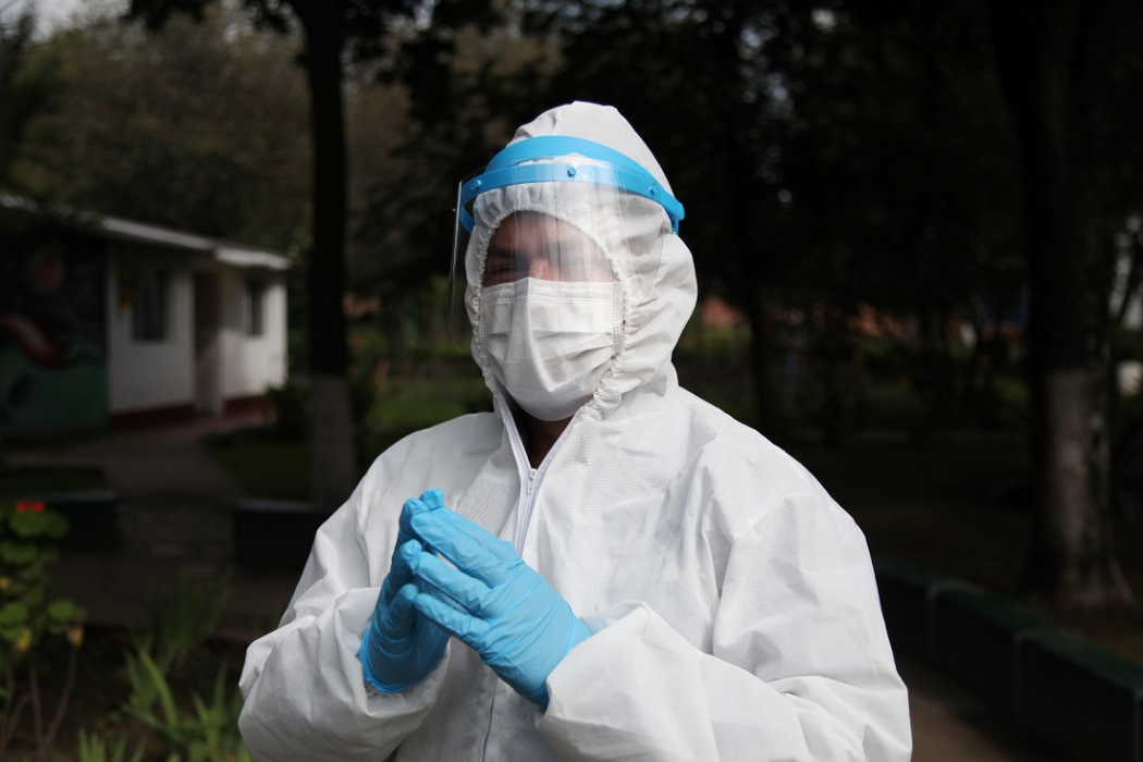 Foto de persona con traje de proteccion