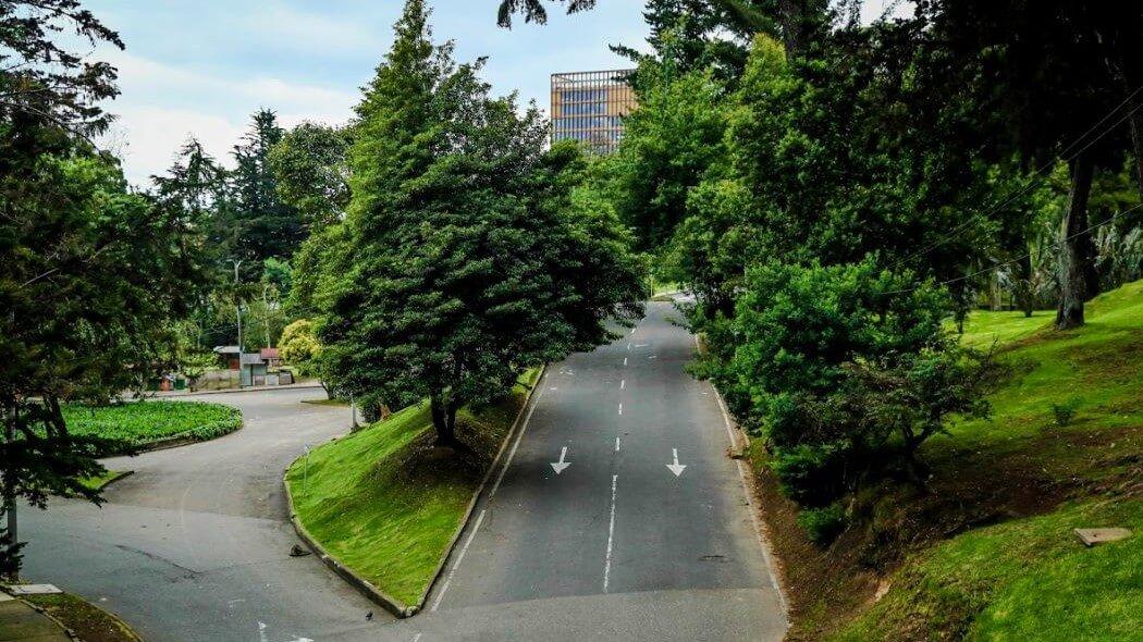 Imagen de una calle vacía en Bogotá