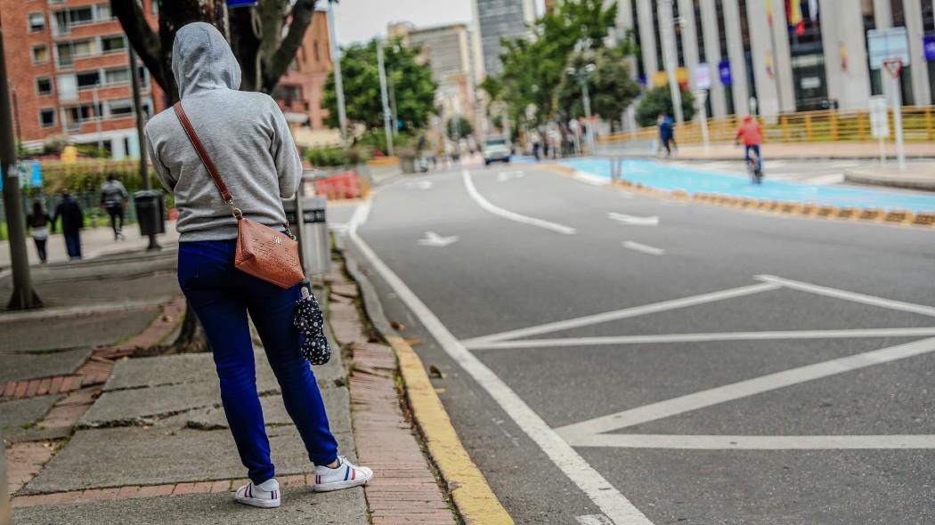 Ciudadano en una calle de Bogotá en la cuarentena