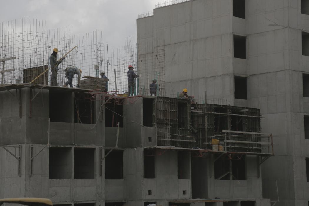 Edificio en obra gris