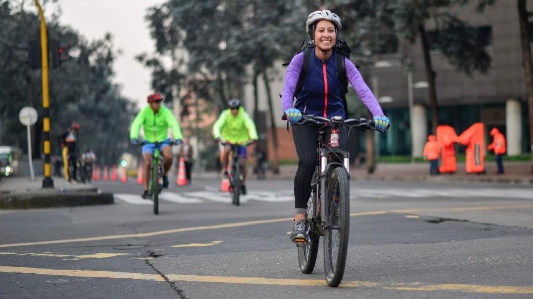 Fotografía de mujer en bicicleta