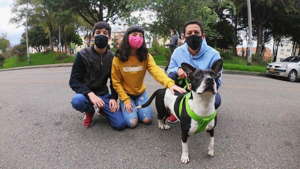 Imagen de una familia que adoptó un perro.