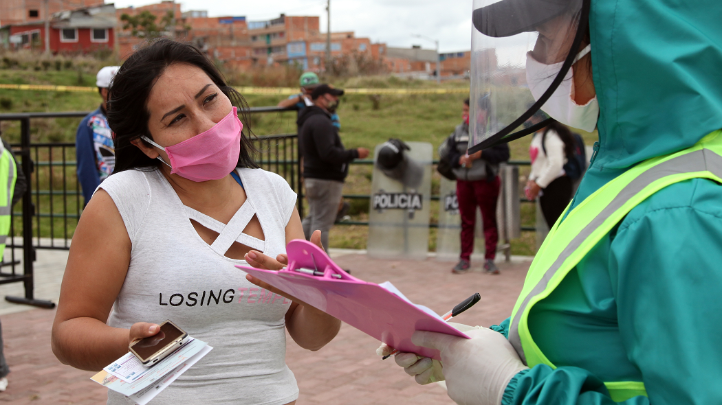 Familias de Altos de la Estancia reciben bonos de 230.000 pesos para canjear por alimentos.