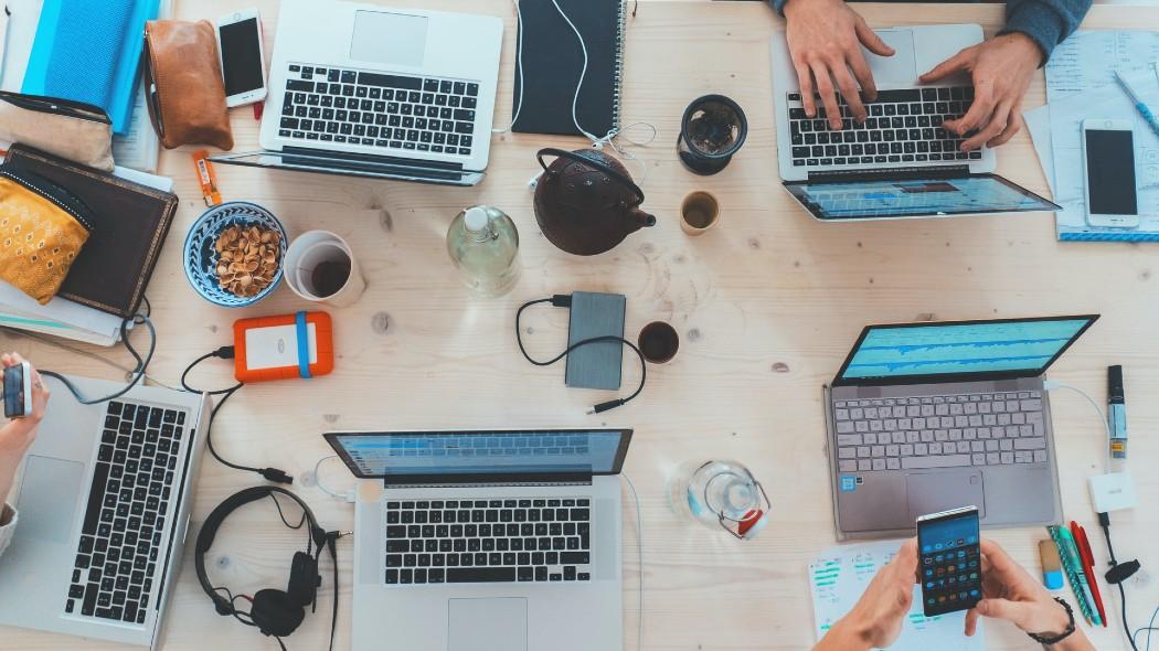 Computadores en una mesa navegando en internet