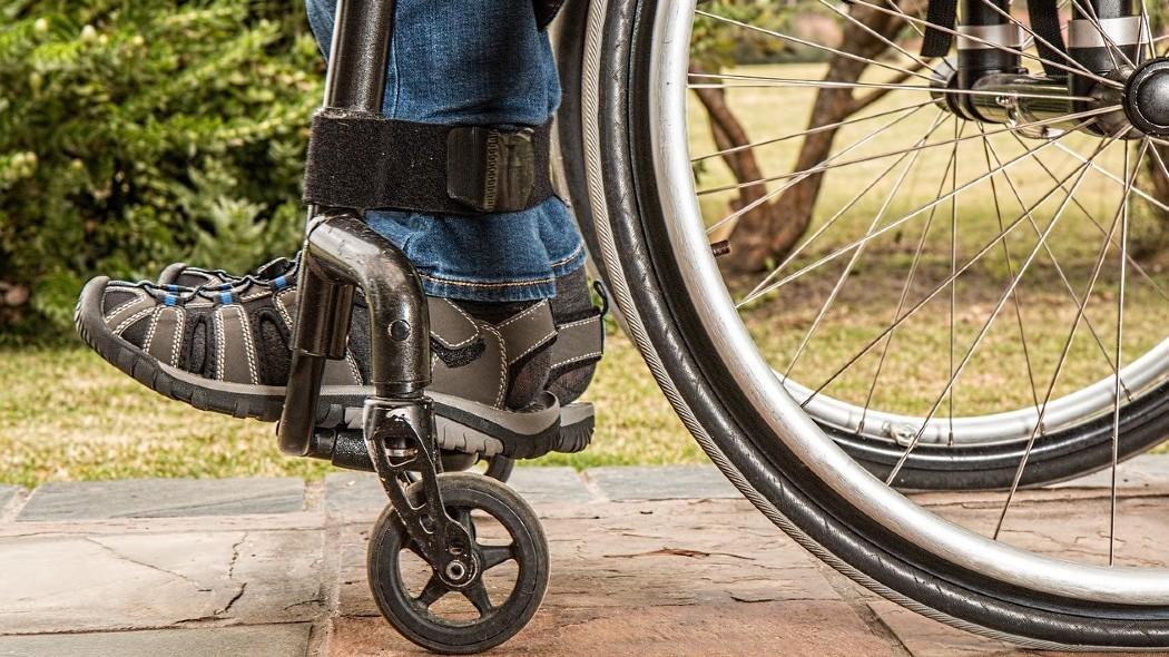 Fotografía de persona en silla de ruedas.