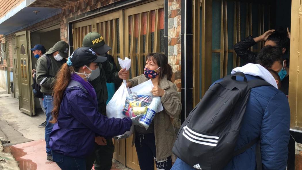 Foto Secretaría de Ambiente. Colaboradores de la entidad entregan mercados en la localidad de Bosa.