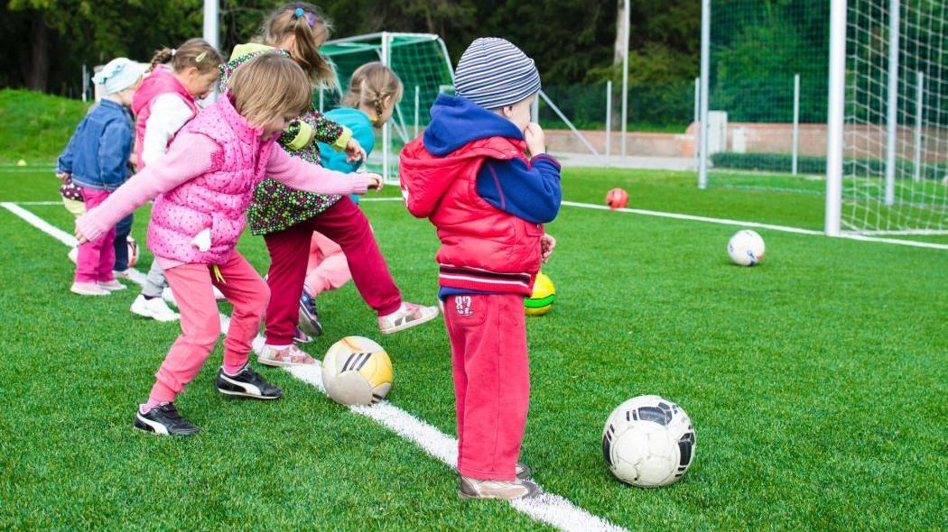 Niñas en cancha de fútbol