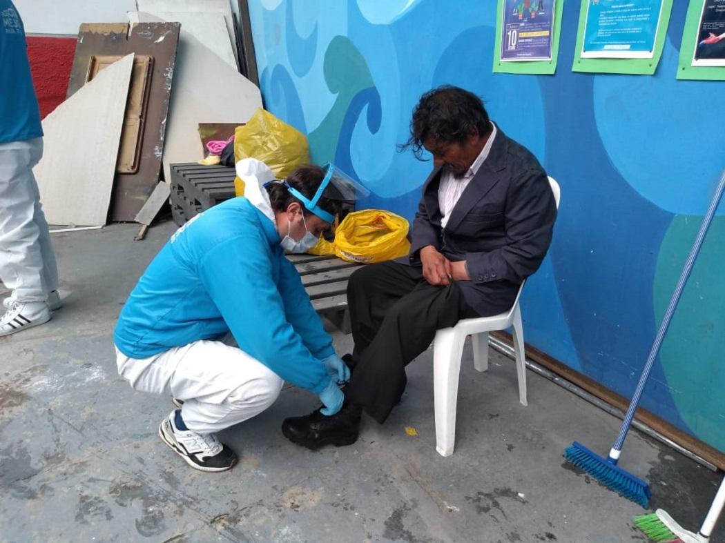 Foto de ex habitante de calle recibiendo ayuda