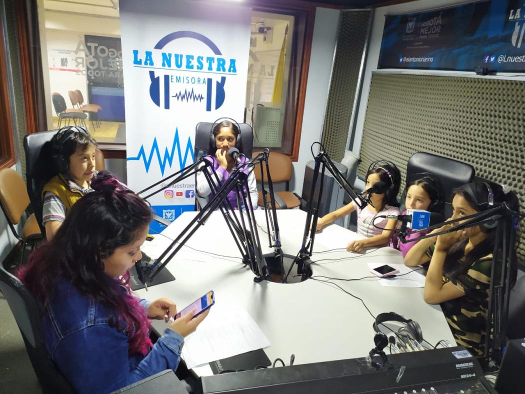 Foto de niños en programa de radio