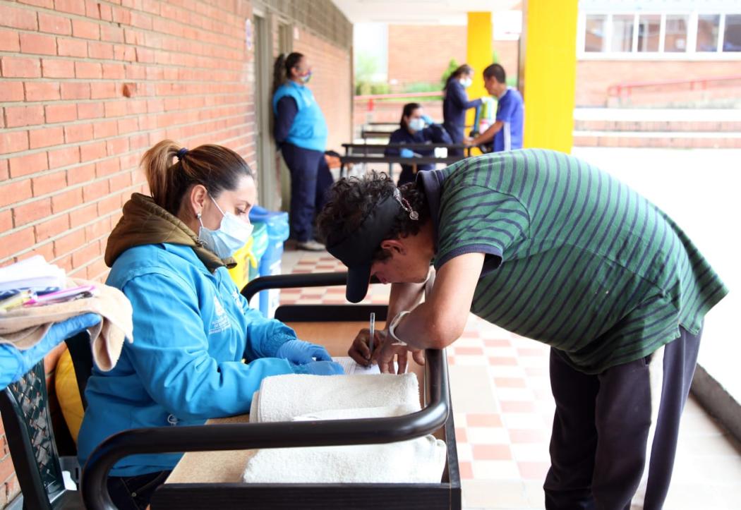 Foto de funcionario con ciudadano