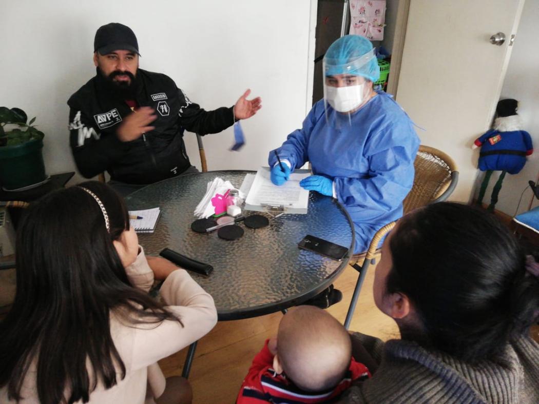 Foto de mujer atendiendo en casa