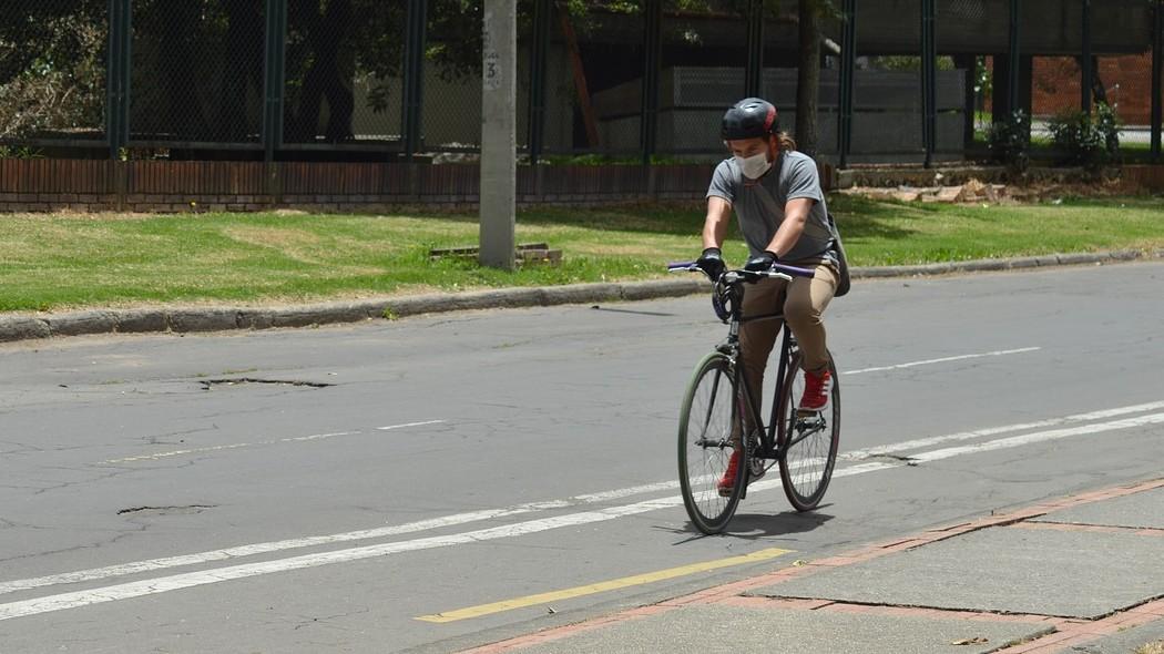 Persona en bicicleta.