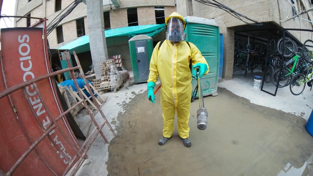 Hombre con traje de bioseguridad