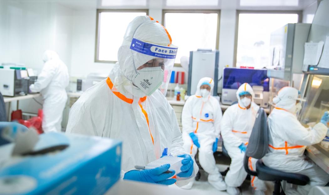 Trabajadores de salud dentro de un laboratorio 