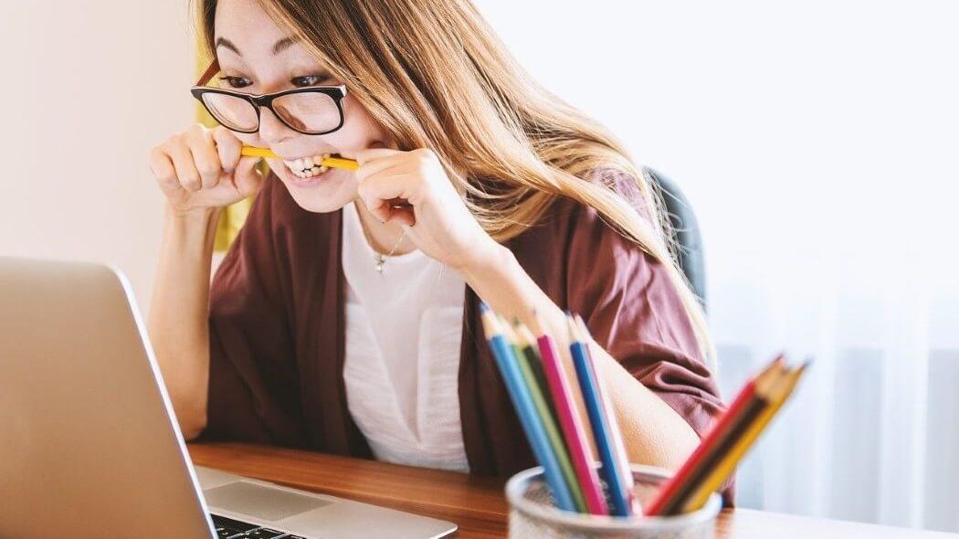 Imagen de una mujer revisando su computador.