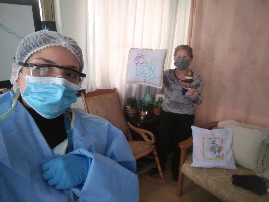 Instala  a la persona o personas en habitaciones individuales bien ventiladas, abriendo ventanas.