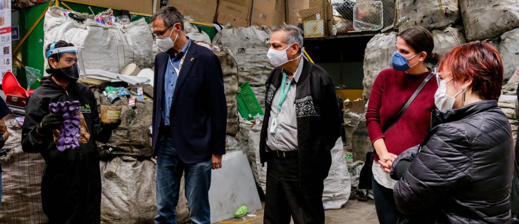 Miembros de la Asociación de Recicladores Punto Ecológico MYM y Recicrecer, recibieron kits de bioseguridad y mercados en la estación de clasificación y aprovechamiento de la UAESP ubicada en Usaquén.