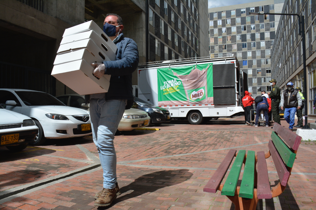 Entrega de desayunos a familias vulnerables de la ciudad - Foto: Secretaría de Hábitat