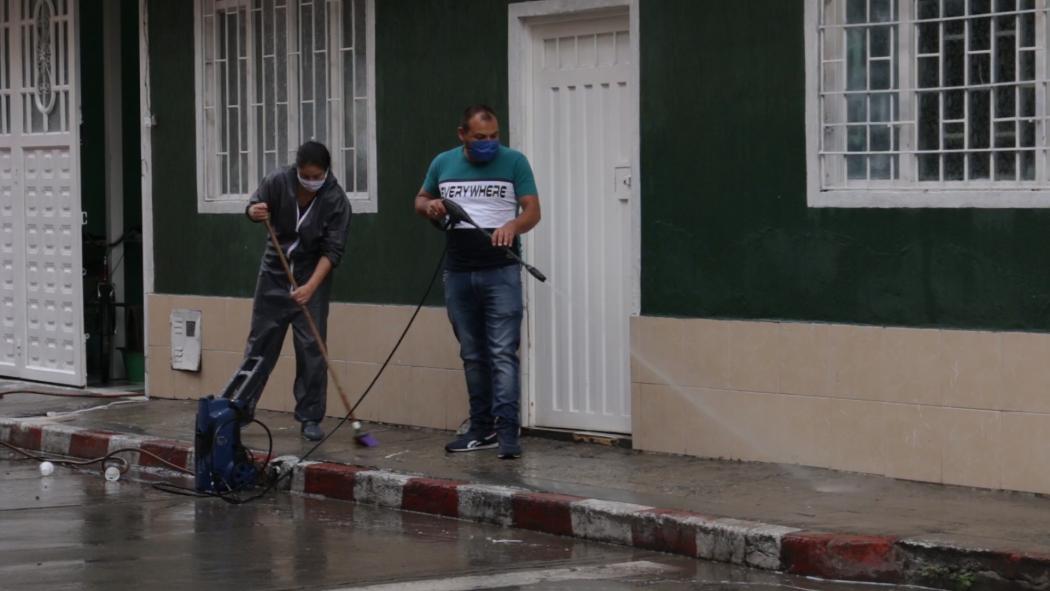 UAESP acompañó la jornada de concientización sobre desinfección de fachadas de viviendas en el barrio Zarzamora, en Kennedy. 