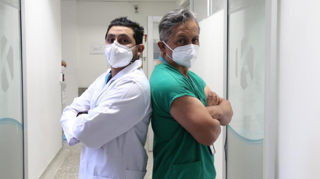  Con mucho trabajo y esfuerzo económico, Freddy sacó adelante la carrera de medicina de su hijo que hoy trabaja hombro a hombro con él en la misma sede. 