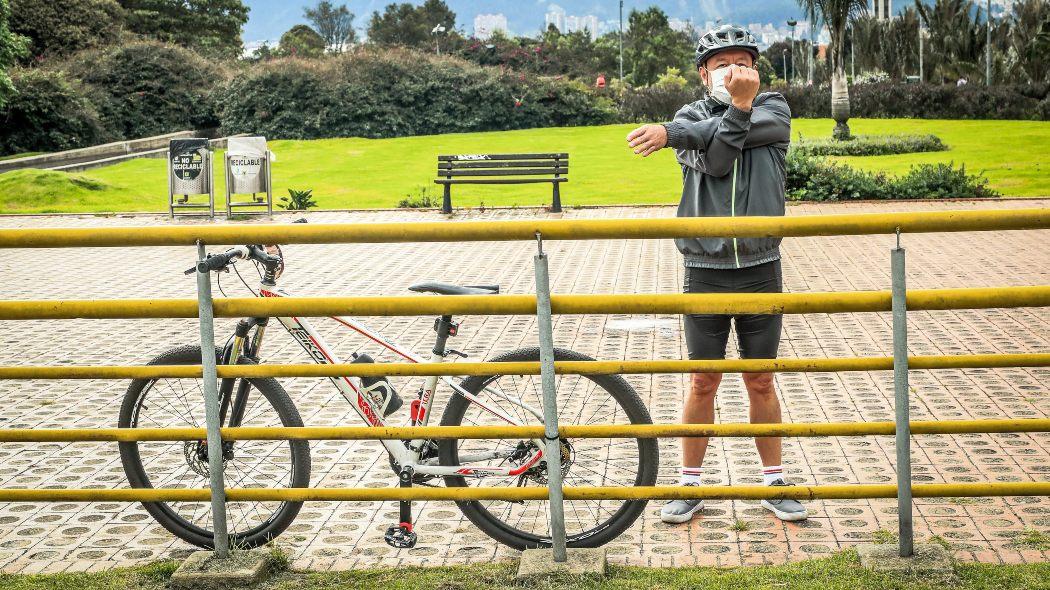 Persona haciendo ejercicio al aire libre en Bogotá