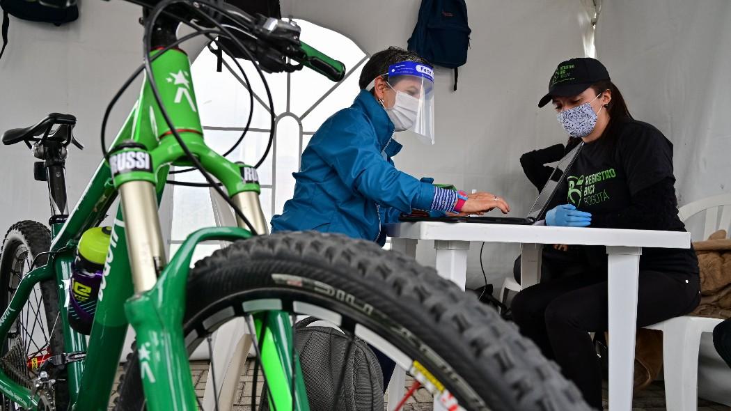 Alcaldesa Claudia López inscribiendo su bicicleta.