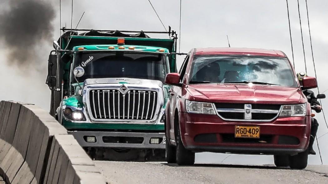 Carros en las vías de Bogotá.