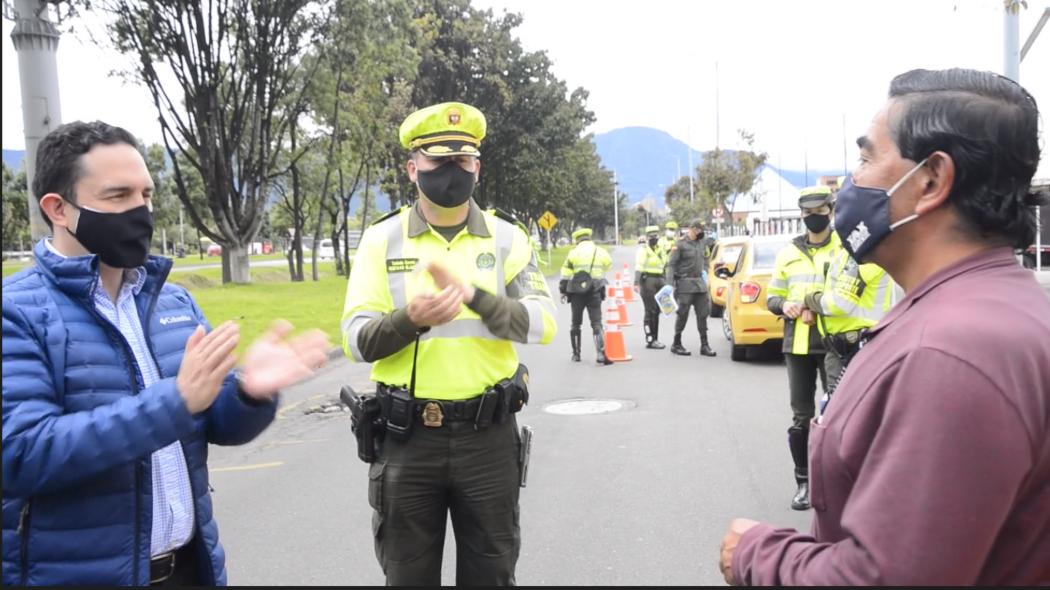 Autoridades de tránsito y movilidad felicitan a taxista de Bogotá destacado por cumplir la normatividad