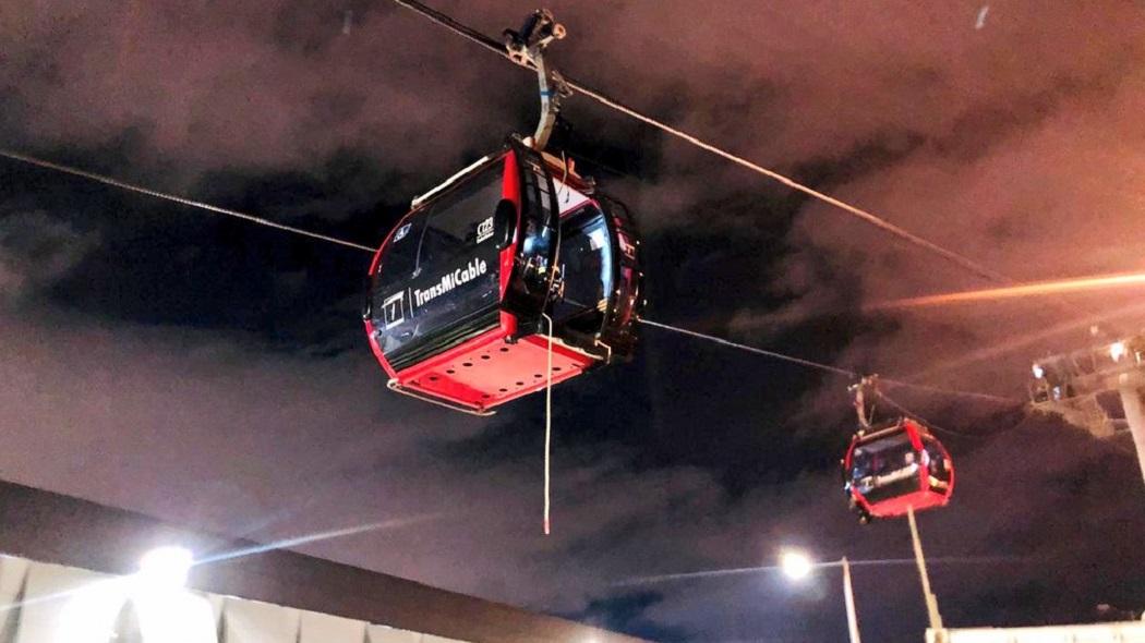 Entrenamiento de los bomberos para rescatar personas en el Transmicable