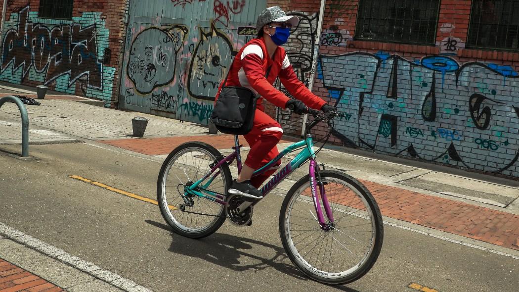 Persona en bicicleta.