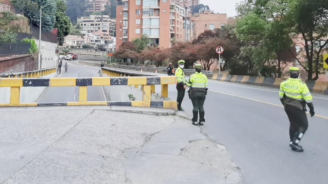 Policia realizando controles en la vía.