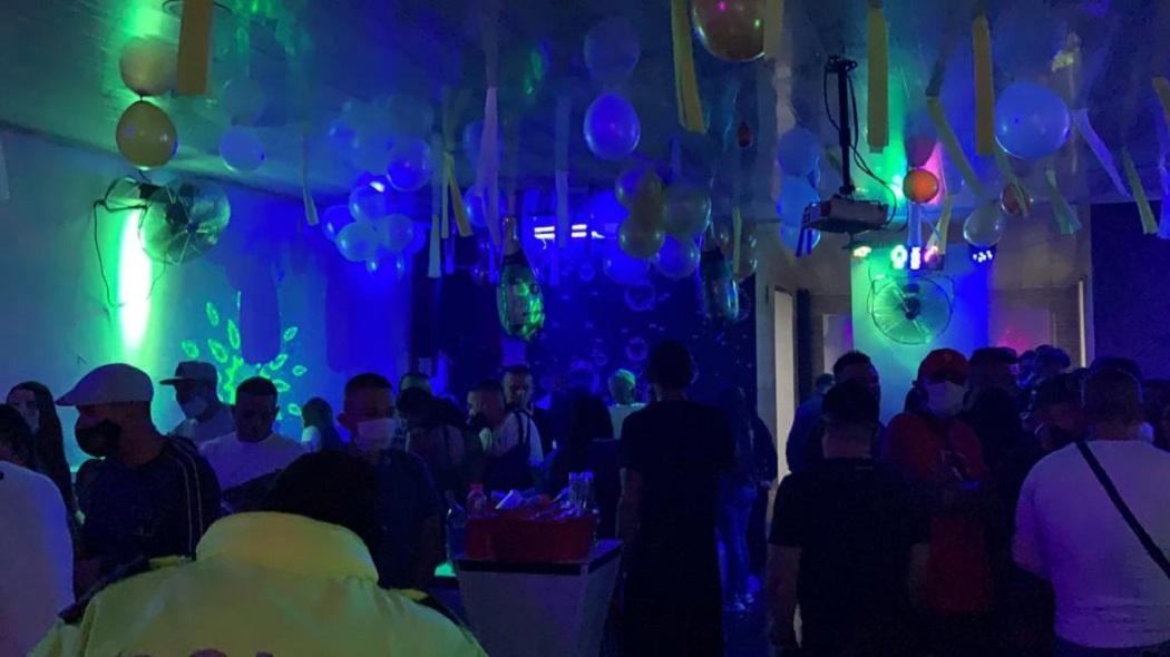 En fiesta clandestina imponen comparendos a 125 personas