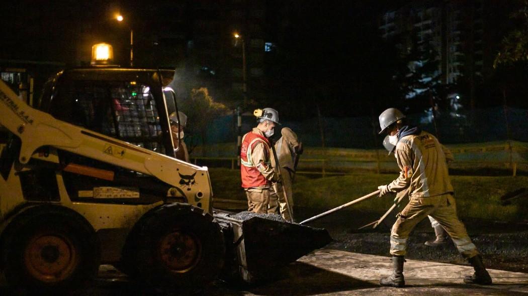 Obreros trabjando en la vía.