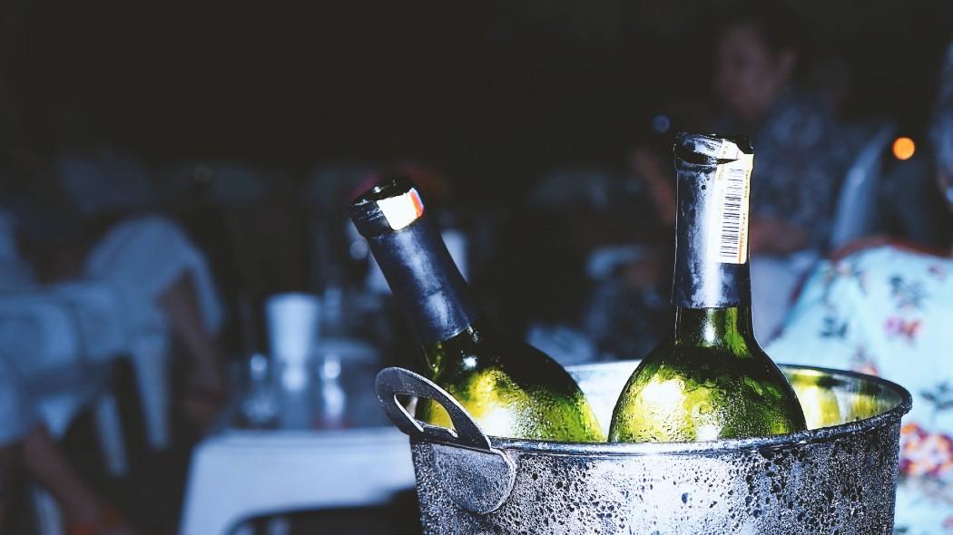 botellas de lícor en un bar