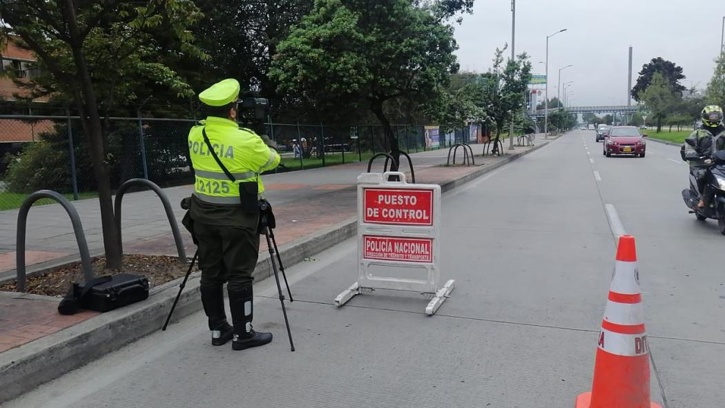 Policía haciendo control en la vía