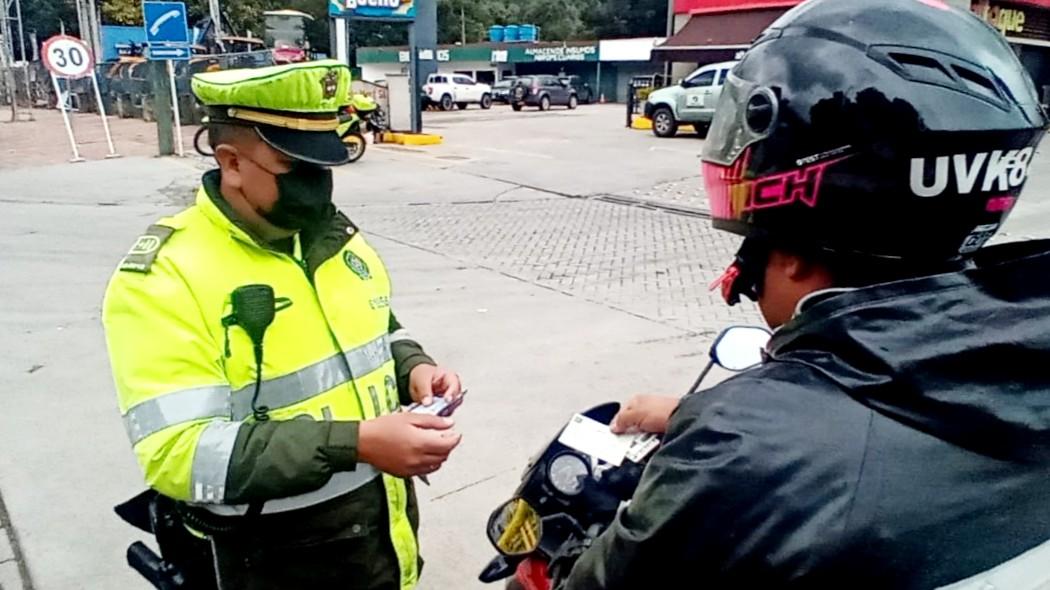 Fotografía de policía en puesto de control.