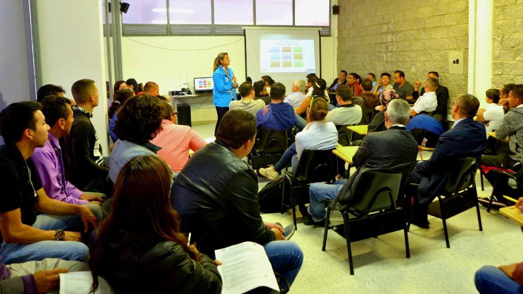 Personas en un curso pedagógico.