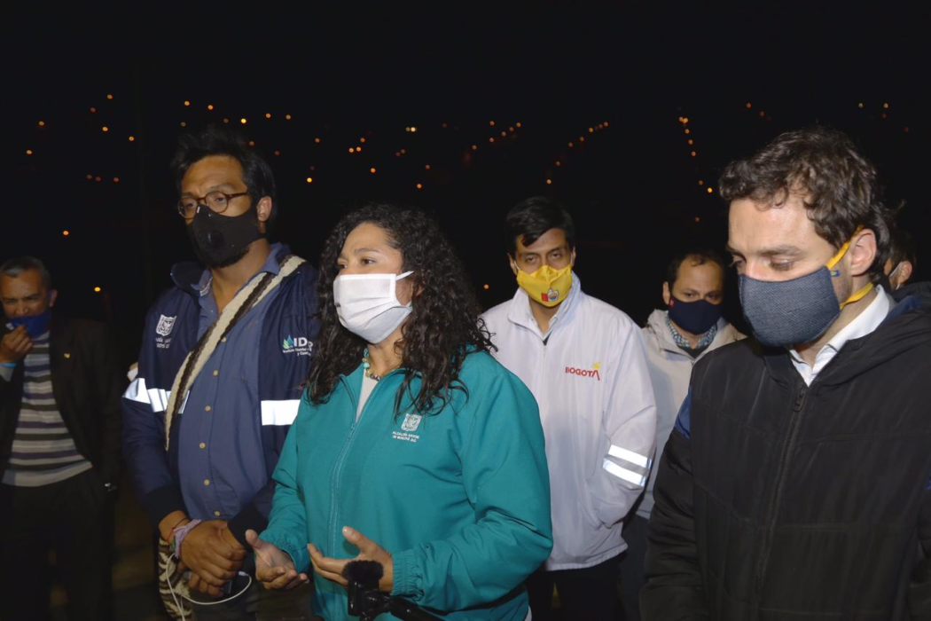 Los secretarios Nadya Rangel, Luis Ernesto Gómez y el alto consejero para las Víctimas, Vladimir Rodríguez, dialogando con la comunidad en Ciudad Bolívar