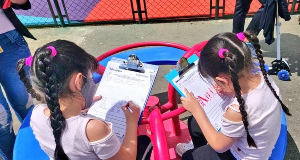 Niñas en el parque Timiza de Kennedy.