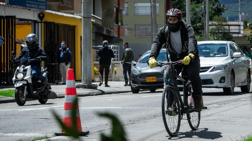 Persona en bicicleta.