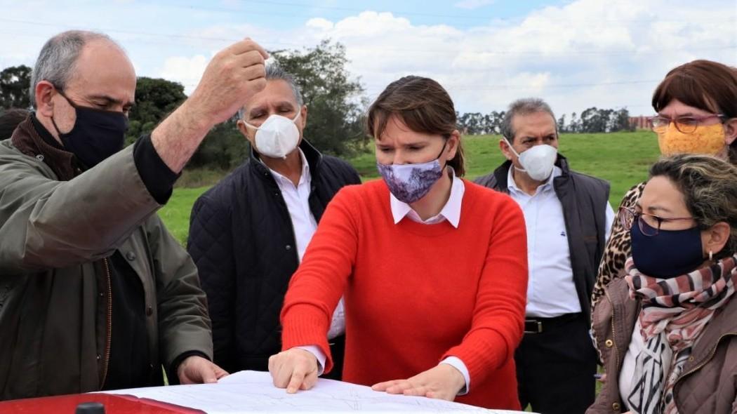 Imagen de la secretaria de Ambiente dialogando con privados en la reserva.