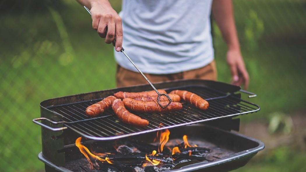 Persona haciendo un asado.