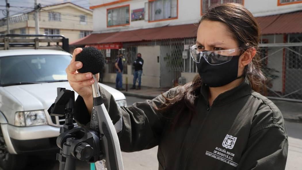 Funcionaria de Secretaría de Ambiente en visita de medición de ruido.