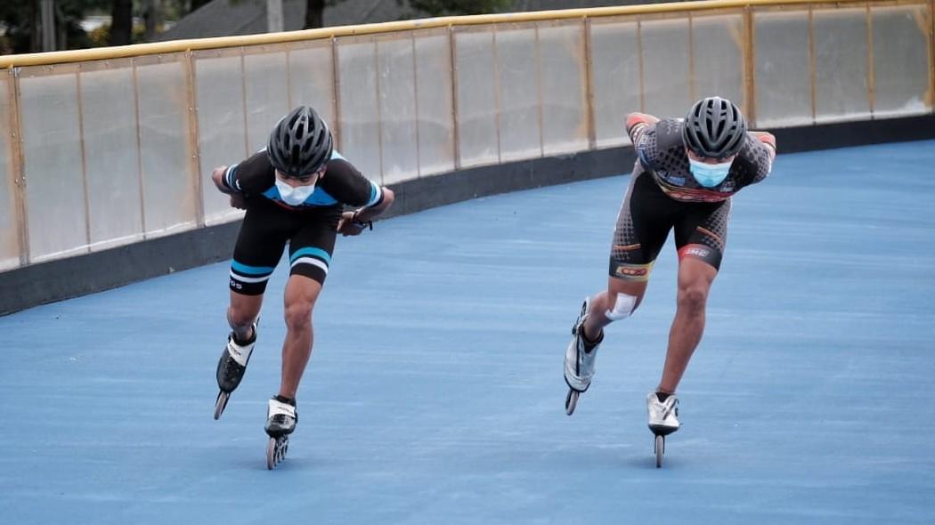 Deportistas practicando.