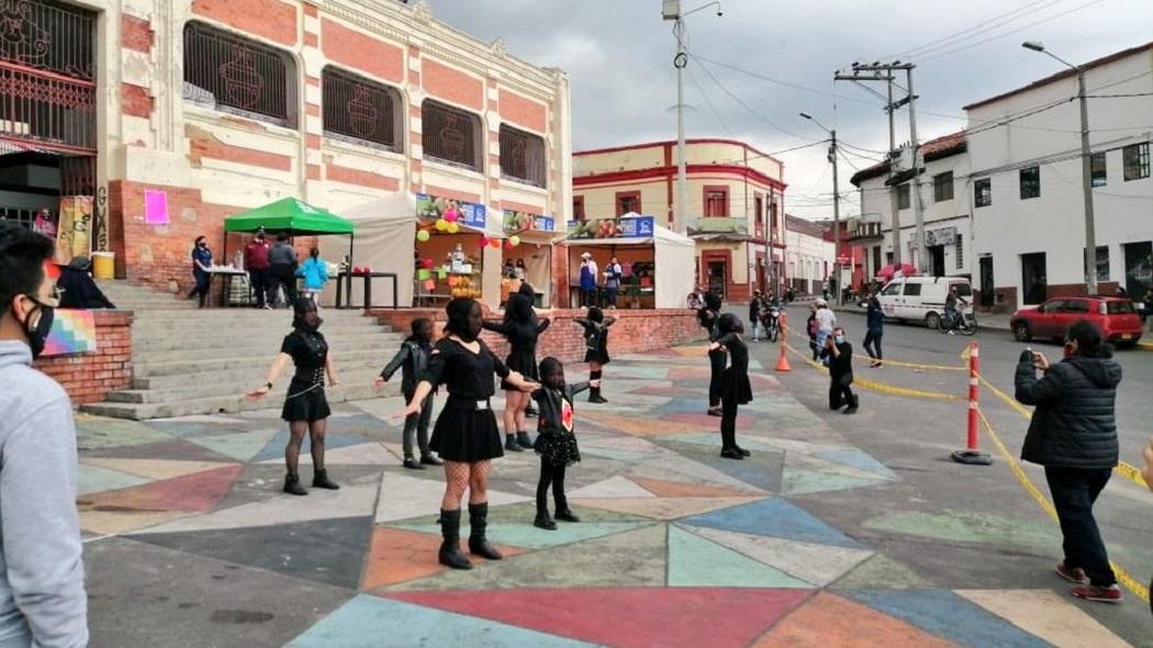 Los ciudadanos celebraron con comparsas la reactivación gastronómica de la Plaza de las Cruces